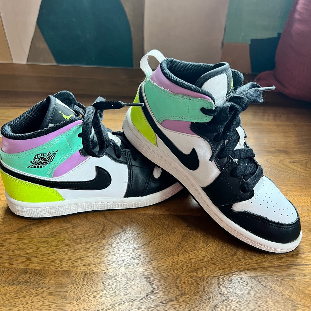 Nike Air Jordan 1 Mid
Pastel Black Toe - Little Kid size 1.5